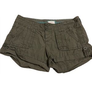 American Eagle Women’s Olive Green Cuffed Hem Shorts w/pockets Size 4 Gently Use